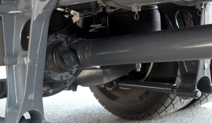 Foto da parte inferior de um veículo com foco em seu eixo cardan